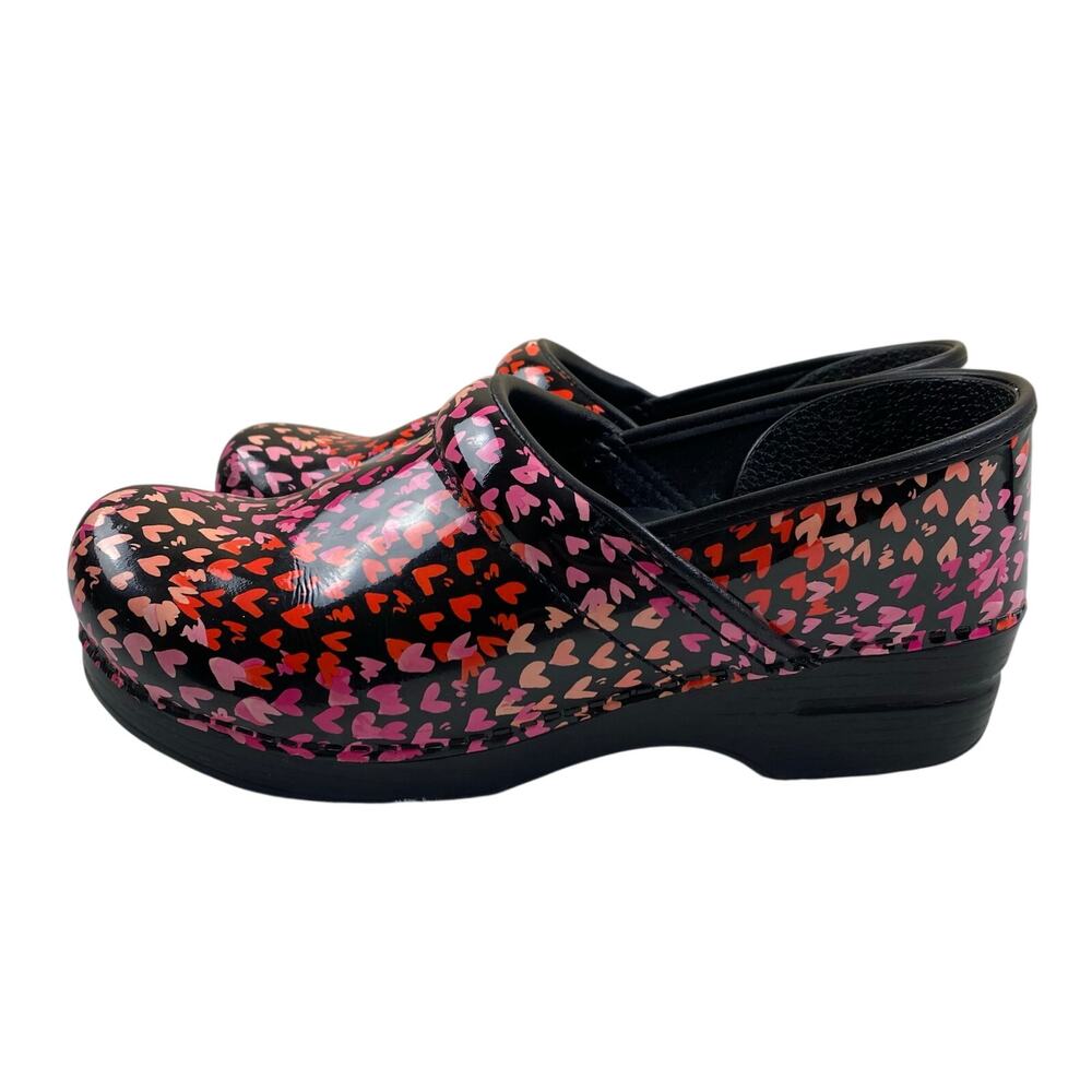 Women's Heart-Print Black Slip-On Clogs